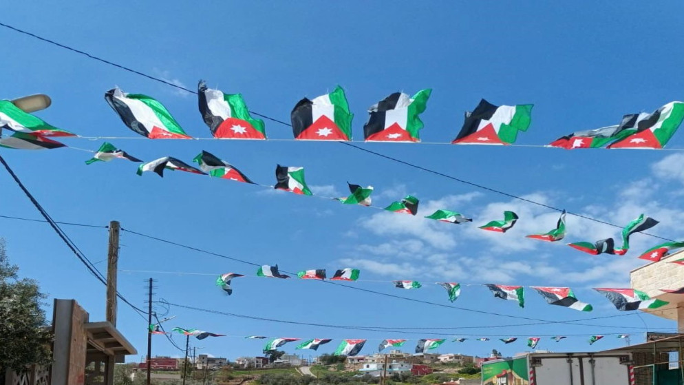 بلديات جرش توزع أكثر من 44 ألف علم 