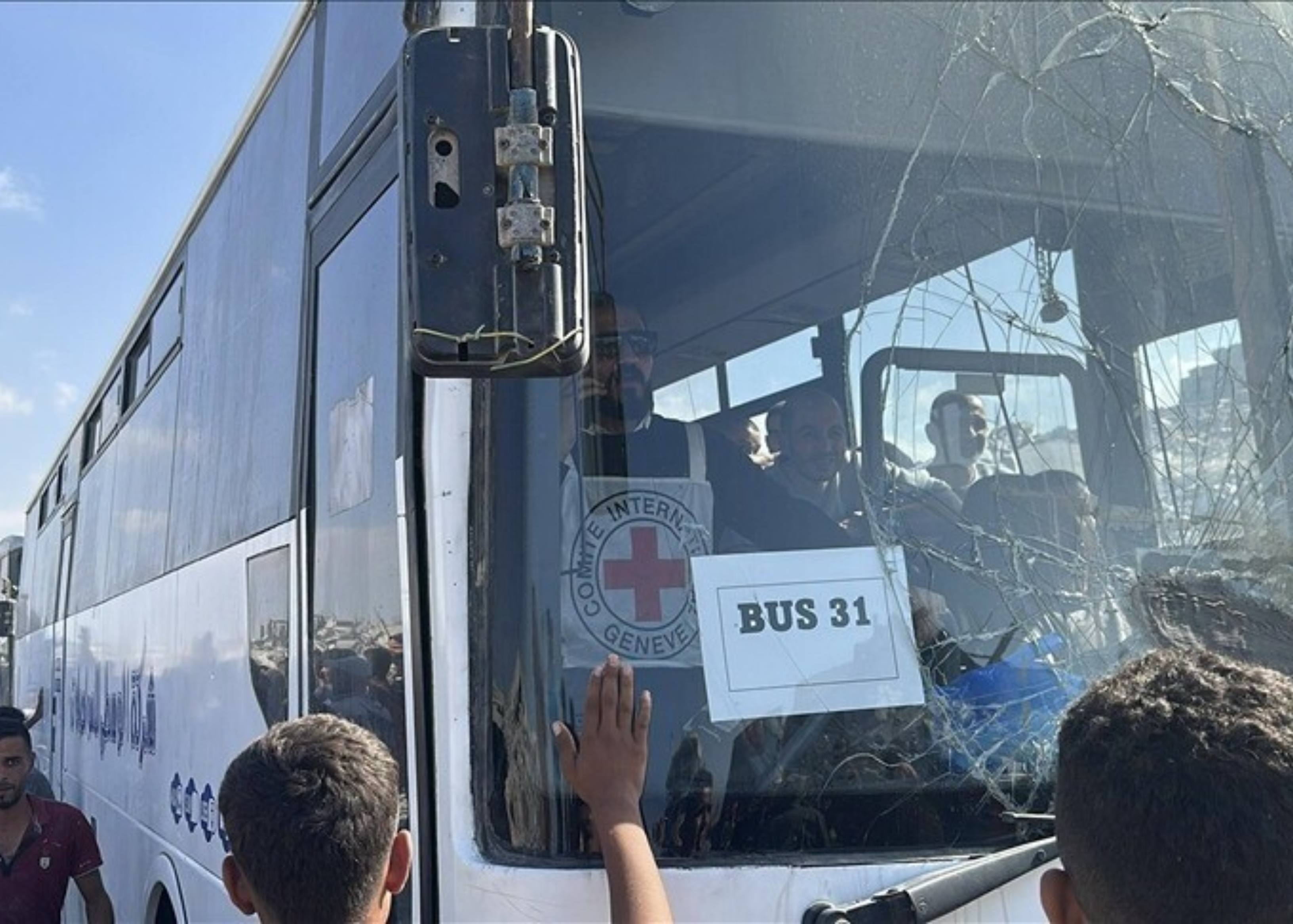 إسرائيل تفرج عن 13 أسيرا فلسطينيا من غزة عبر كرم أبو سالم