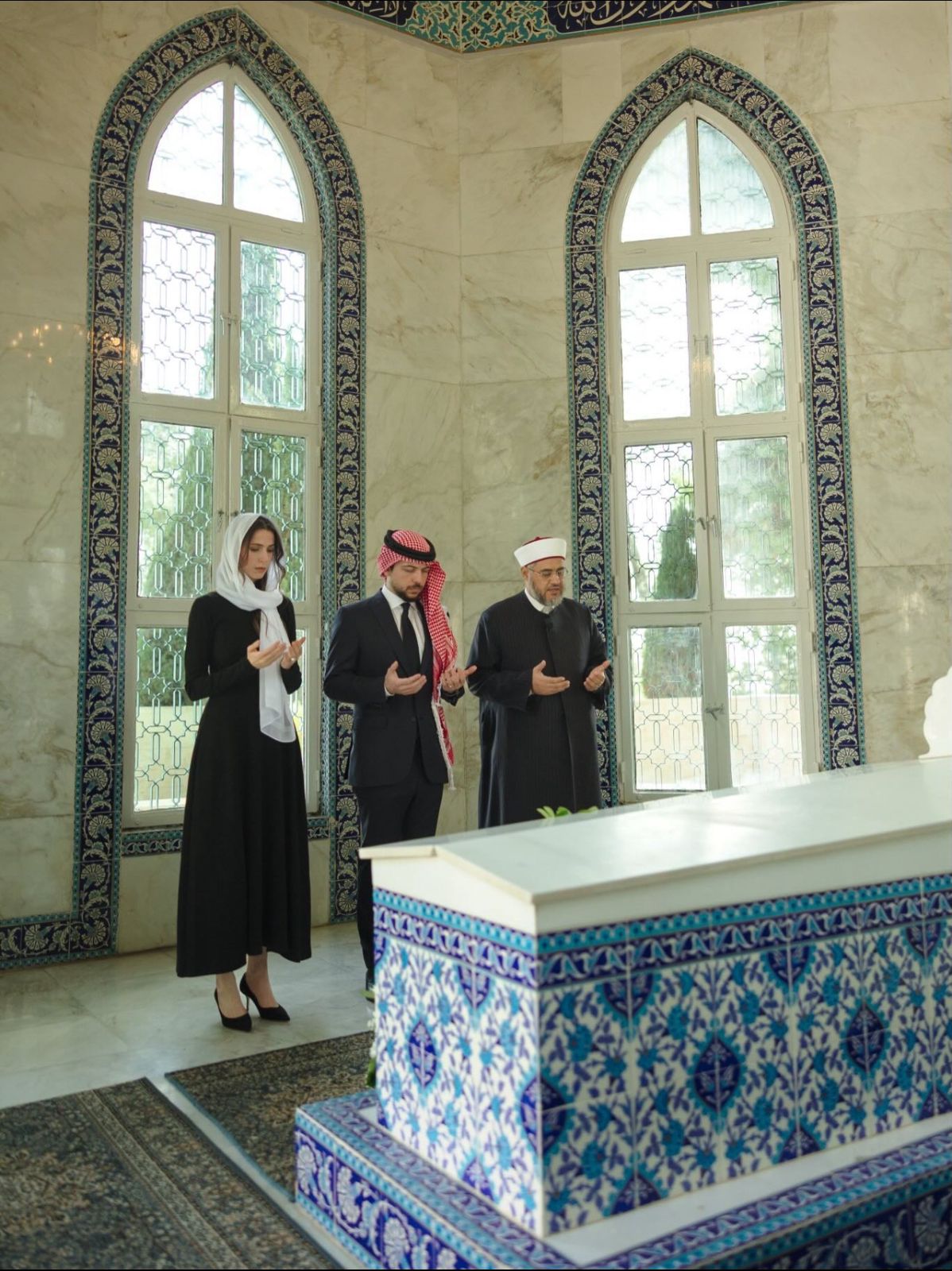 نائب الملك يزور ضريح المغفور له الملك الحسين  ..  صور 