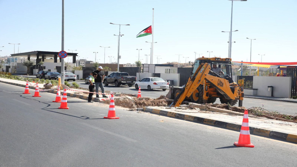 تحويلات مرورية بشارع السلام لتركيب جسر مشاة أمام حديقة النشامى