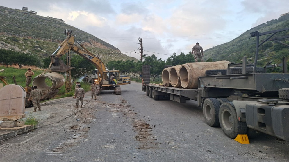 الجيش اللبناني يواصل أعمال فتح الطرقات وإزالة العوائق 