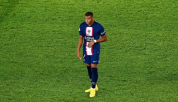 مبابي بتصرف مشين بسبب ميسي والجمهور يهاجمه