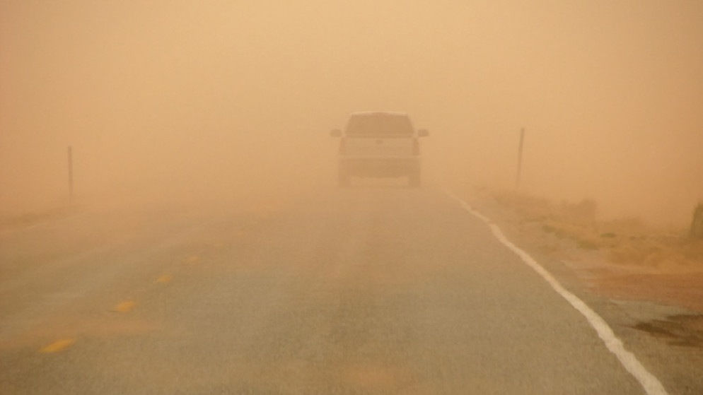 قطع حركة السير باتجاه حدود العمري بسبب الرياح الشديدة