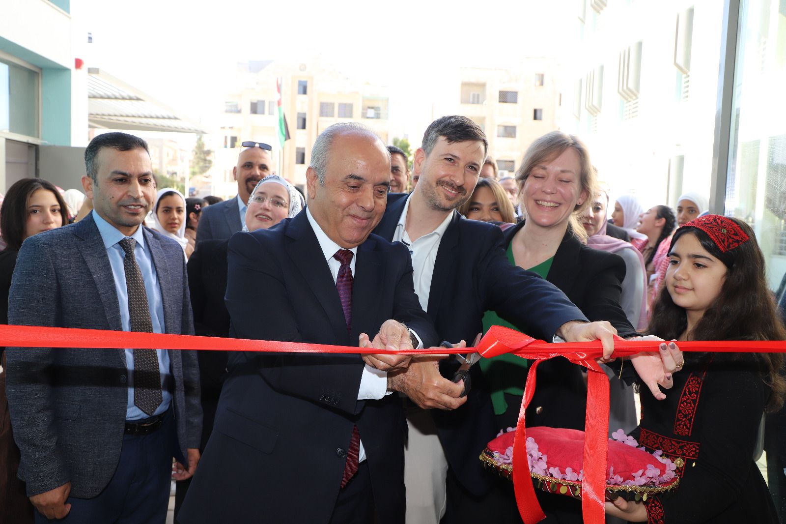 وزير التربية يفتتح مدرسة الهاشمي الشمالي بدعم ألماني