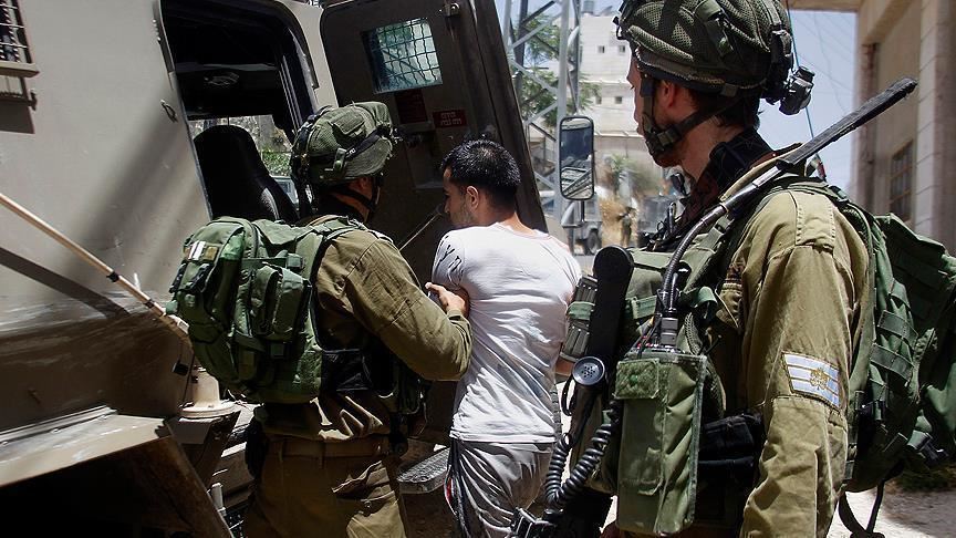 الاحتلال يعتقل 16 فلسطينياً خلال مداهمات بالضفة