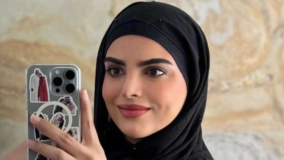 سارة الودعاني تخلع الحجاب وسط عاصفة من الجدل