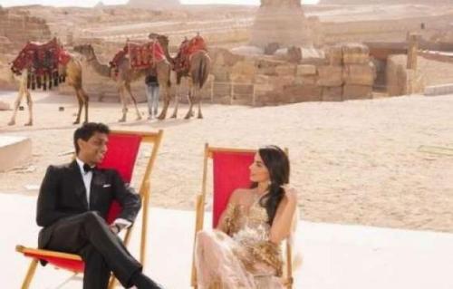 ملياردير هندي يتزوج عارضة أزياء شهيرة في الأهرامات