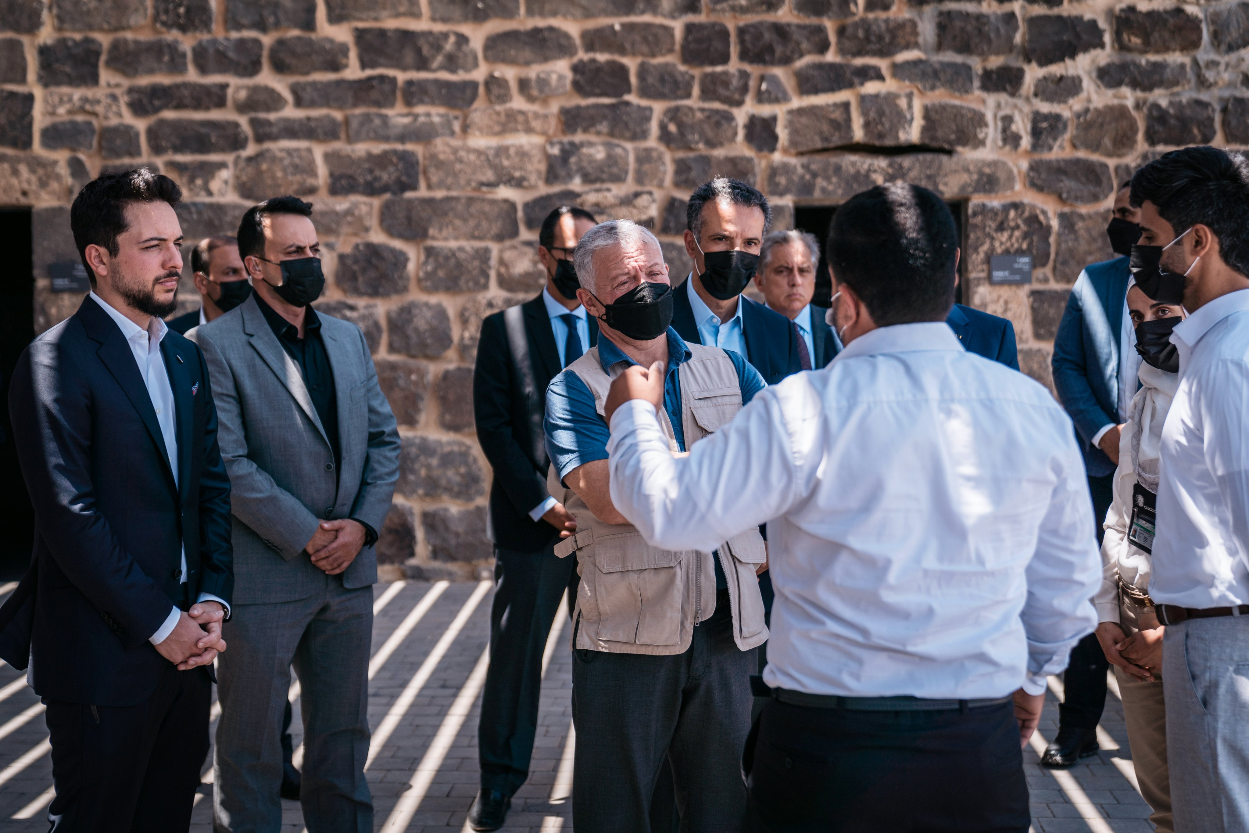 الملك يؤكد أهمية إبراز موقع أم الجمال الأثري