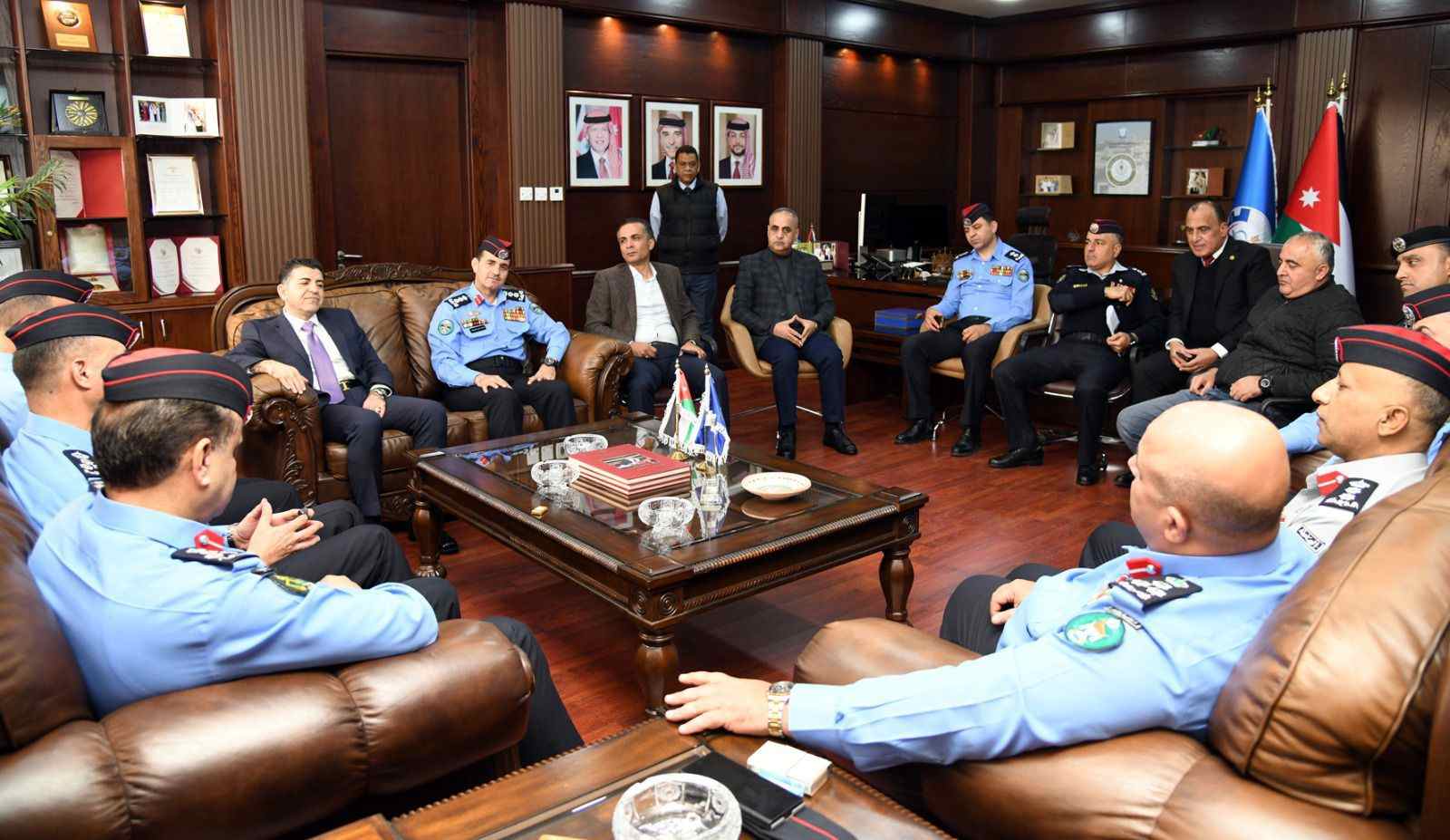 جامعة العلوم والتكنولوجيا تعزز التعاون مع مديرية الأمن العام 