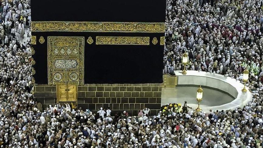 حجاج بيت الله الحرام يؤدّون طواف الإفاضة