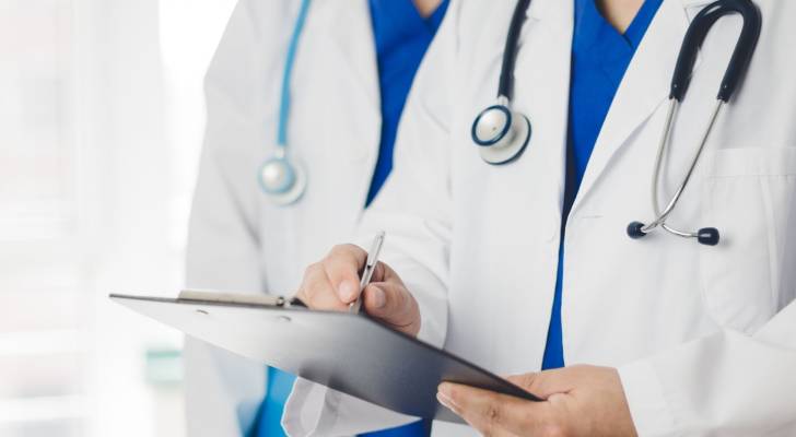 الدفع الإلكتروني للأطباء إلزامي وفق النظام الجديد