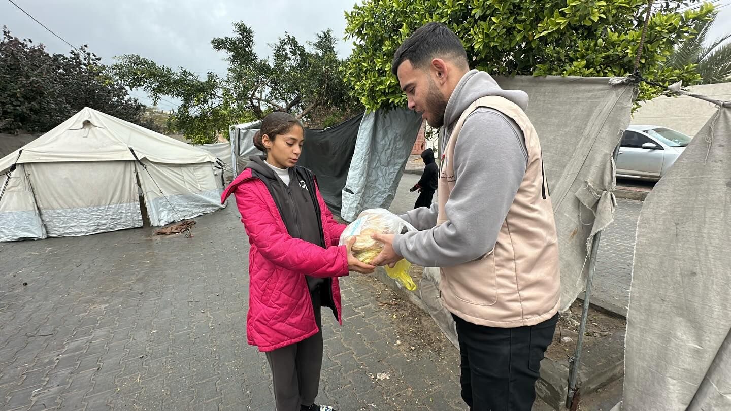 الخيرية الهاشمية و زكاة المناصرة تواصلان دعم الخبز في غزة
