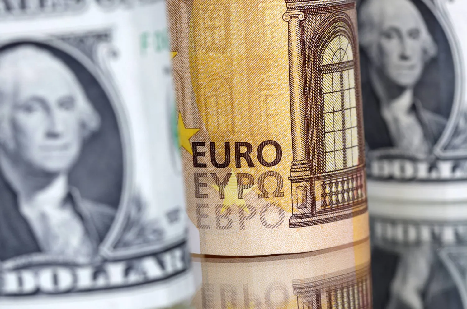 ارتفاع الدولار وتراجع اليورو وسط اضطرابات فرنسا 