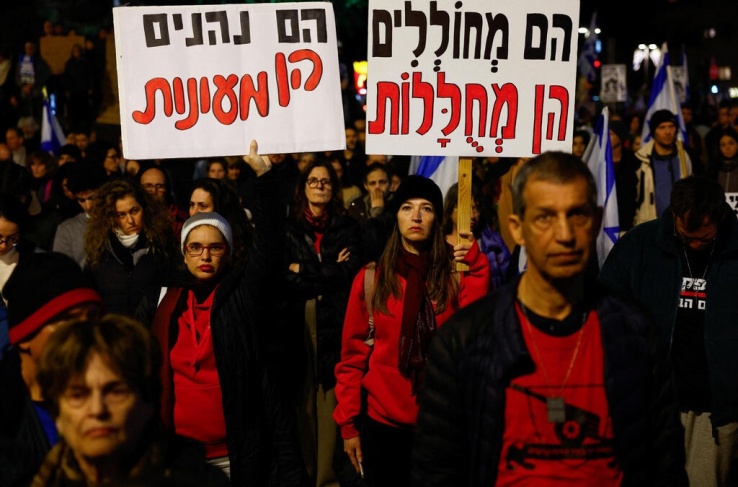 عائلات الأسرى الإسرائيليين: نتيناهو يسعى لنسف الصفقة