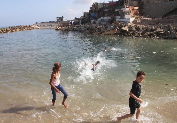 شاطئ غزة ..  ملاذ للأطفال من الحر وقسوة الظروف