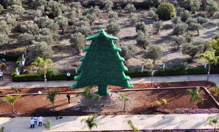 لبنانية تدخل “غينيس” بأكبر “شجرة أرز” بلاستيكية في العالم