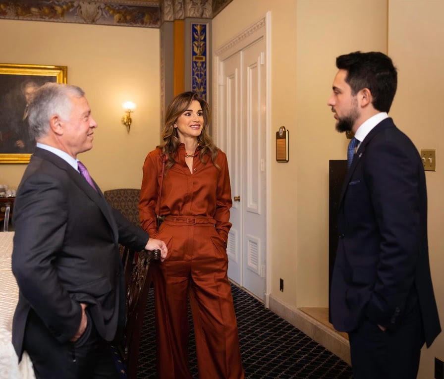 الملك والملكة وولي العهد يزورون العقبة