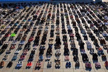 عرض 2000 زوج من أحذية شهداء غزة .. فيديو