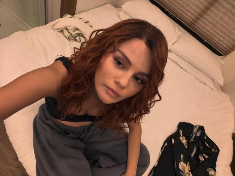 سيلينا غوميز تفاجئ جمهورها بلوك الشعر الأحمر 