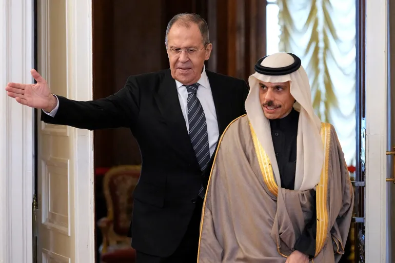 وزير الخارجية السعودي يلتقي بـ لافروف في زيارة إلى موسكو 