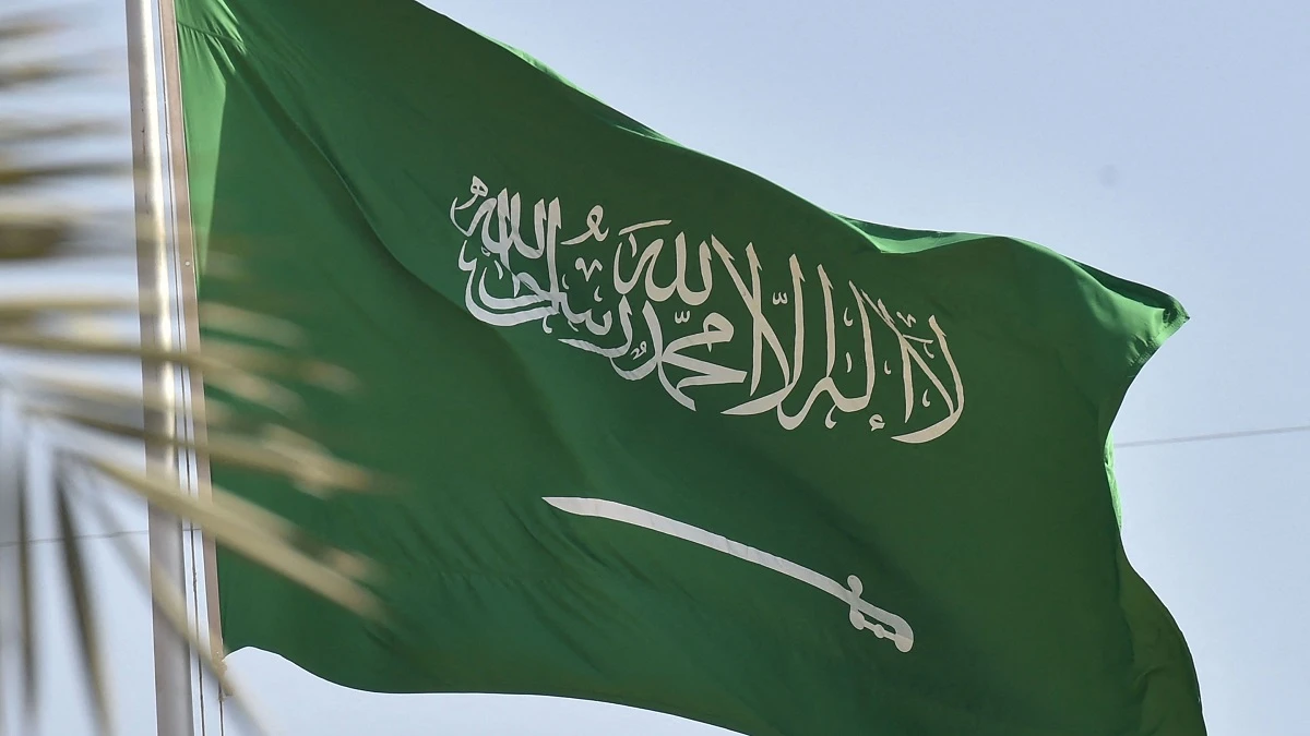 السعودية تعلن تمديد تعليق الرحلات في مطار الملك خالد بالرياض