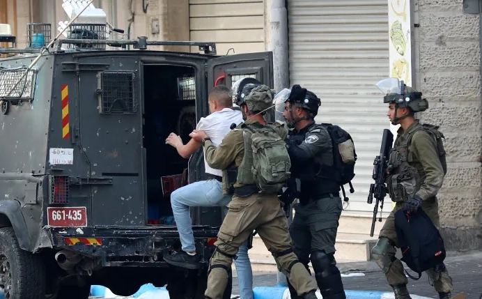اعتقال 24 فلسطينيا في الضفة واعتداء على كنيسة بقضاء القدس 