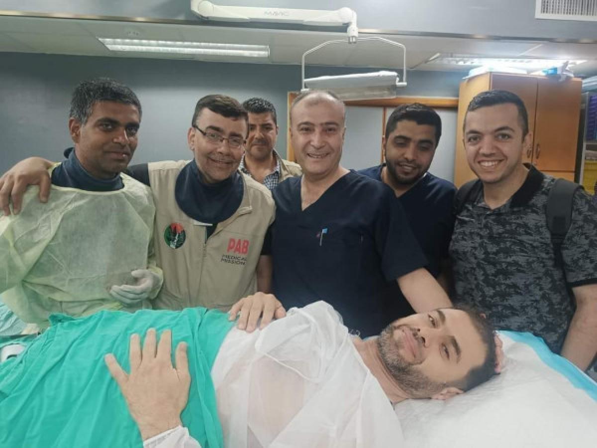 من هو الطبيب الأردني الذي تعرض لجلطة أثناء عمله التطوعي بغزة