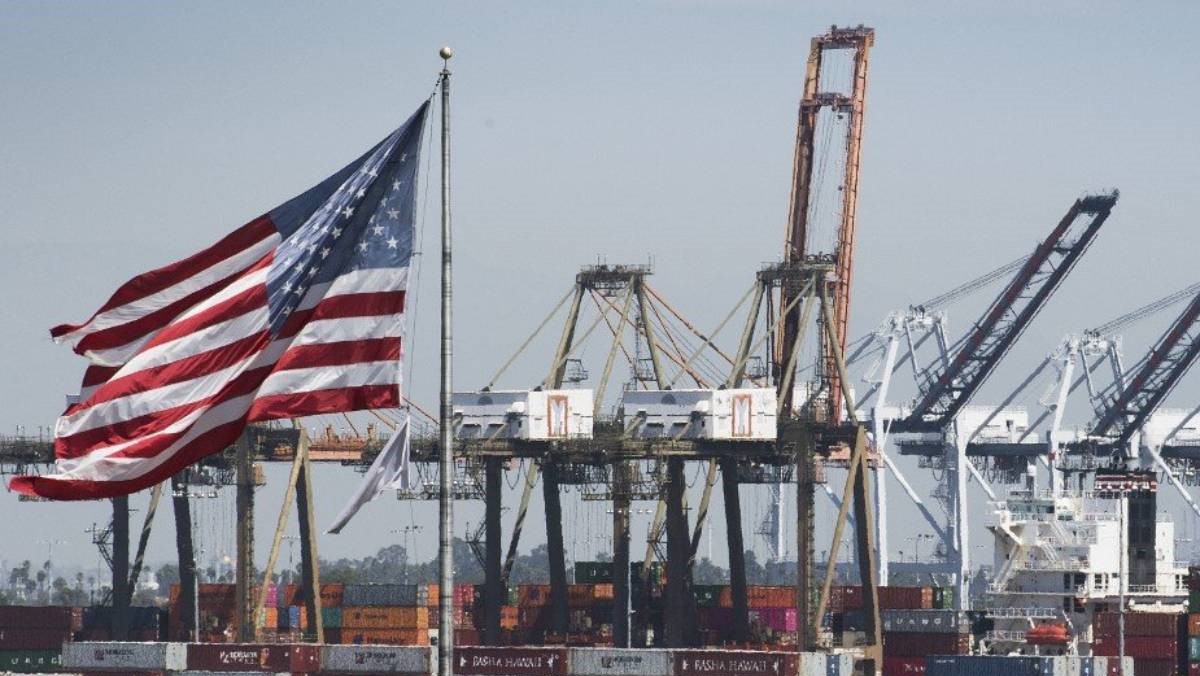 العجز التجاري الأميركي يسجل أكبر زيادة منذ عقود