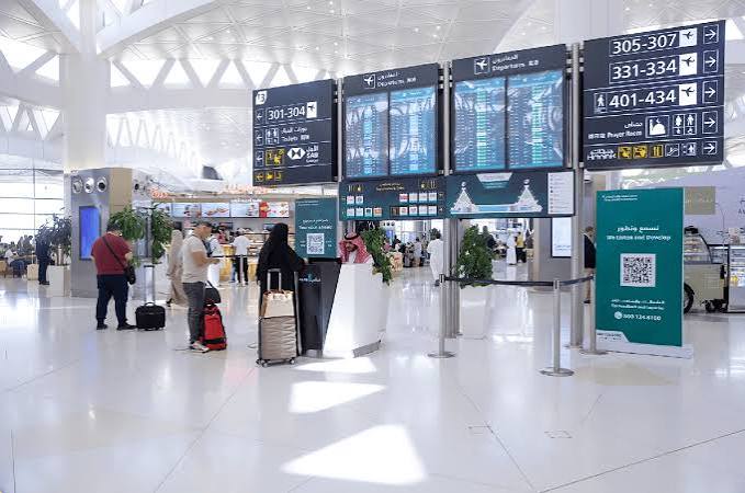 استهداف جديد في مطار الرياض ..  حريق في صالة المسافرين