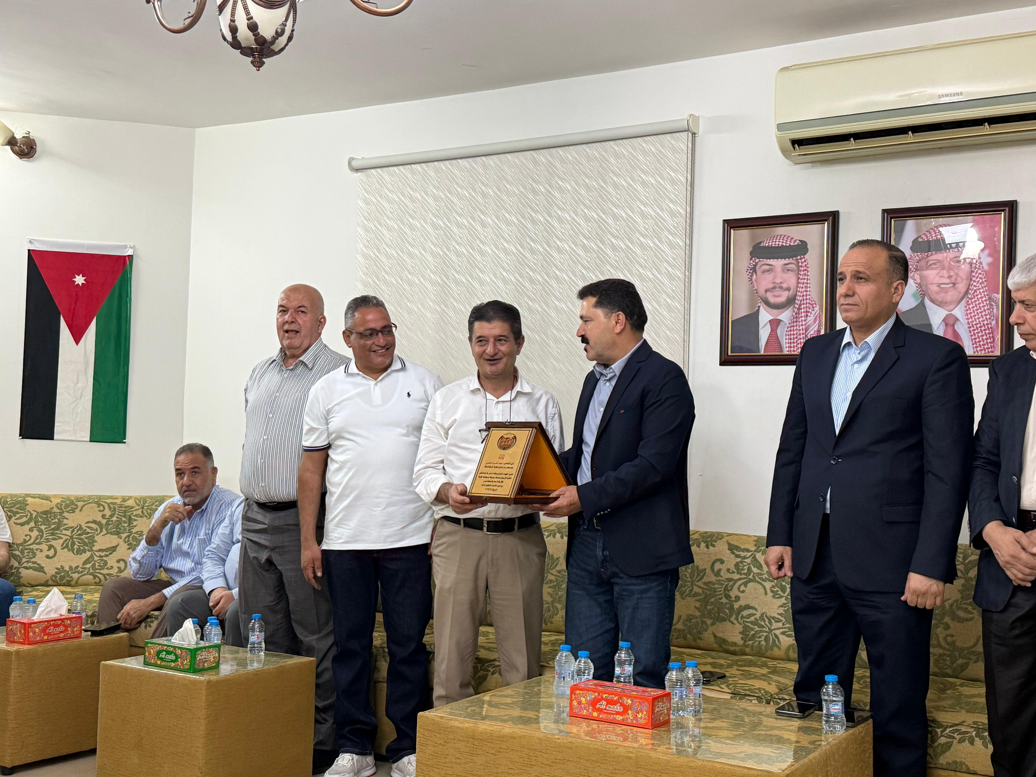 نادي الجالية الأردنية في سلطنة عُمان يكرّم عبد الكريم العمري تقديرًا لعطائه وجهوده