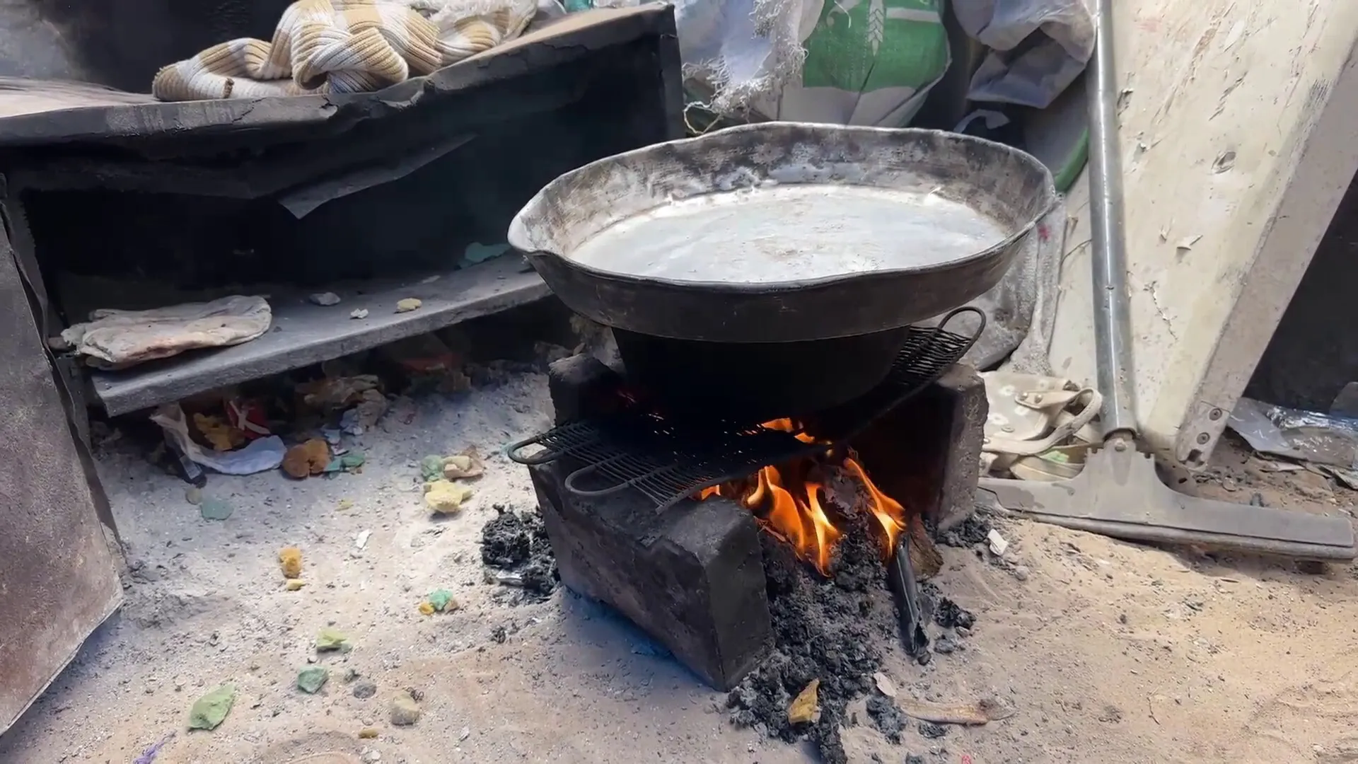 بدائل خطيرة لغاز الطهي تسمم الصحة بغزة
