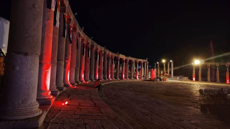 تجهيزات بلدية جرش الكبرى في مكان بث المباراة … داخل مدينة جرش الأثرية  ..  صور 