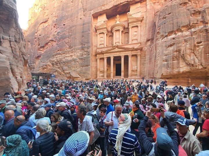 كم شخص زار البترا في أول يومين من عيد الفطر
