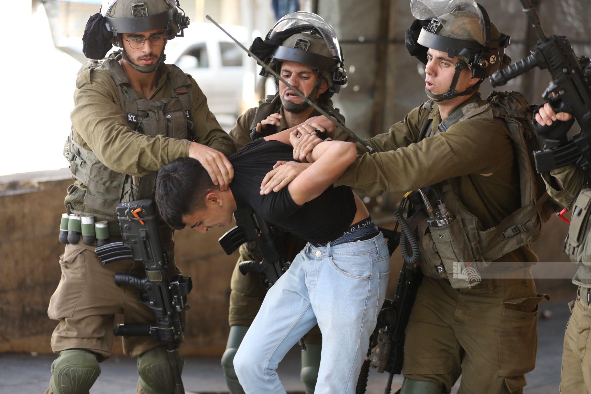 بينهم صحفيان وأطفال ..  جيش الاحتلال يعتقل 33 فلسطينيا 
