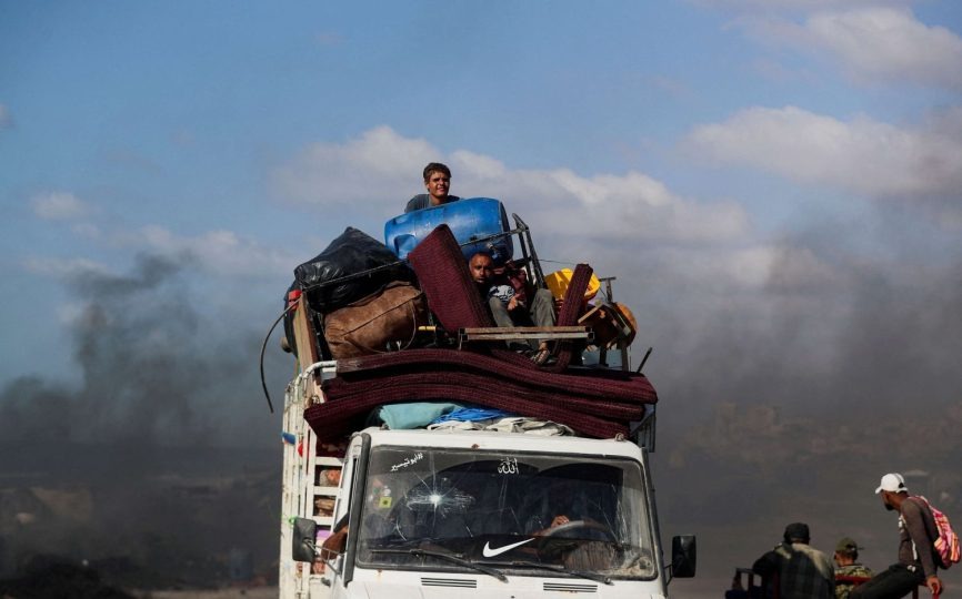 غزيون يتركون مناطقهم تحت وطأة القصف والعمليات العسكرية