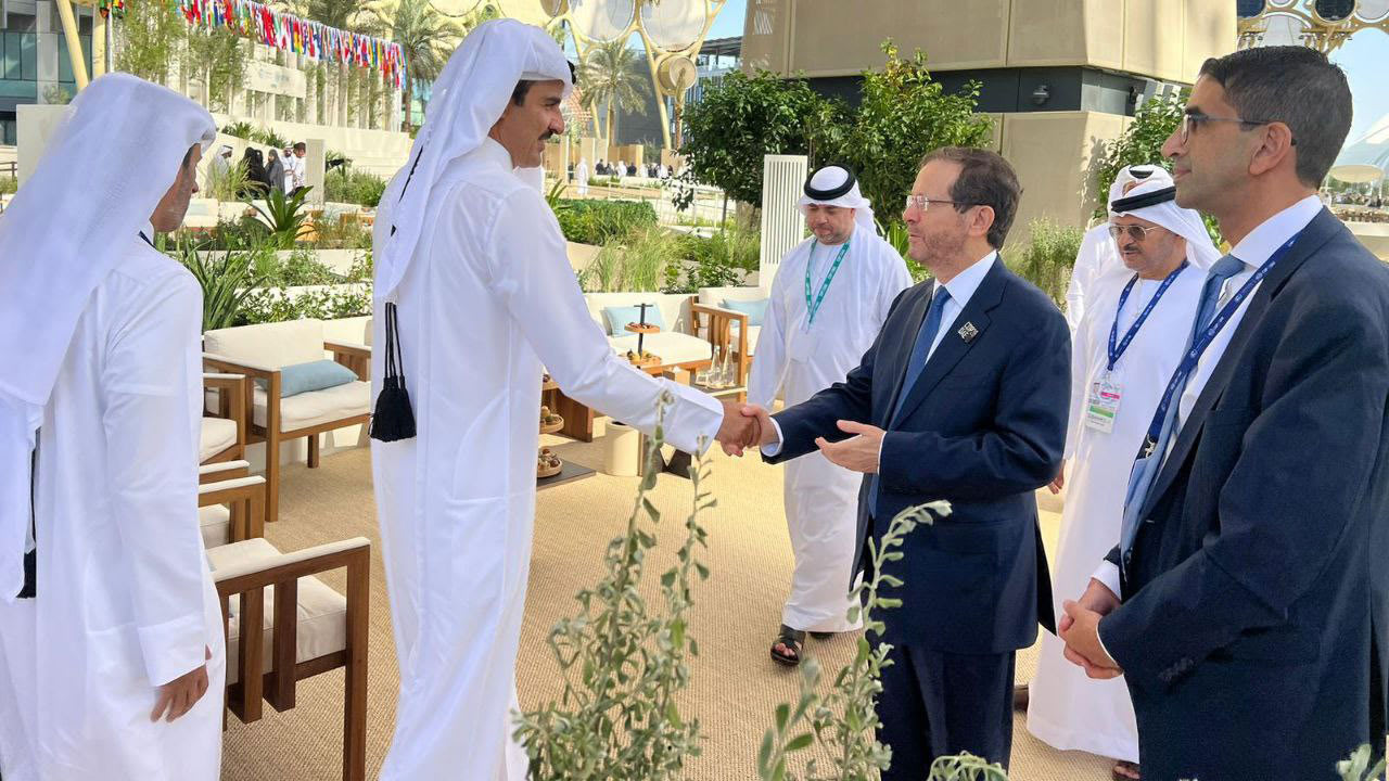 أمير قطر يصافح الرئيس الإسرائيلي