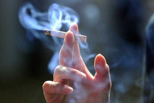 الإفتاء تحسم الجدل حول عدم وجود نص قرآني يحرم التدخين