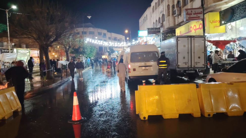 بلدية جرش تكثف رقابتها وتغلق مداخل الوسط التجاري للحد من الازدحام