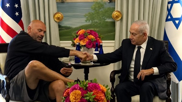 بالشورت القصير ..  ظهور صادم للسيناتور فيترمان أمام نتنياهو ..  صور