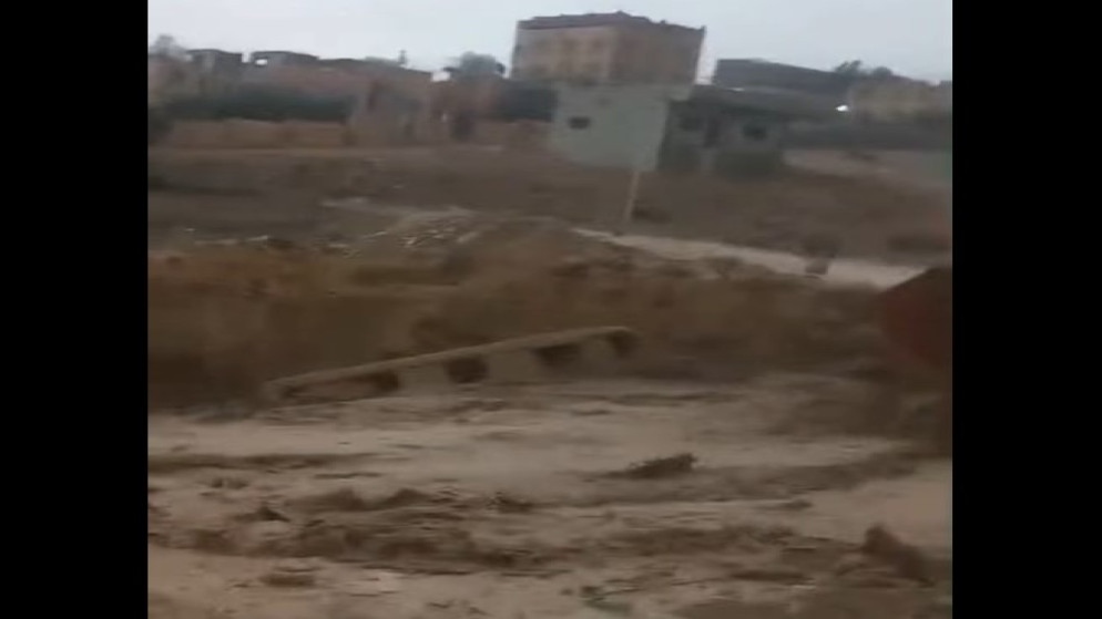 مصدر أمني: الحافلة التي جرفتها السيول في الزرقاء كانت فارغة .. فيديو