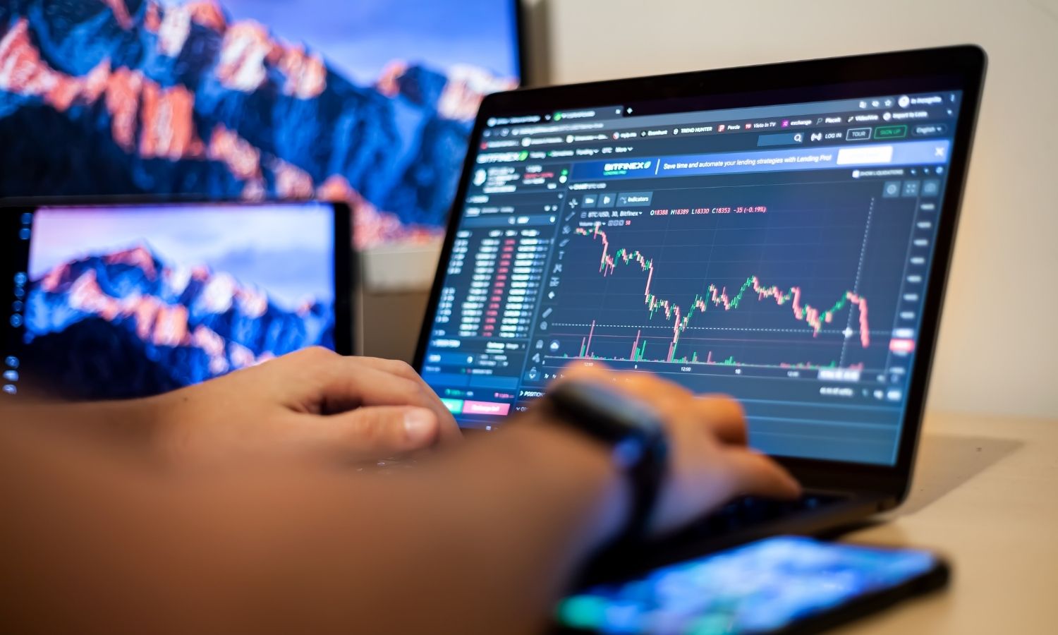 كيف تساعد التوصيات المالية المتداولين في اتخاذ قراراتهم