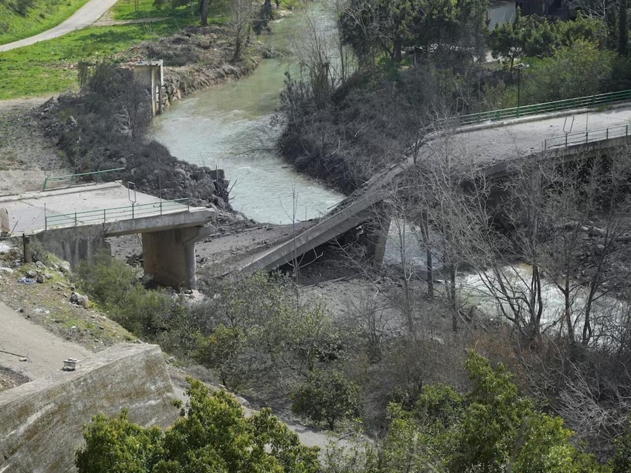 قصف إسرائيلي يستهدف جسر القاسمية جنوب لبنان  ..  فيديو