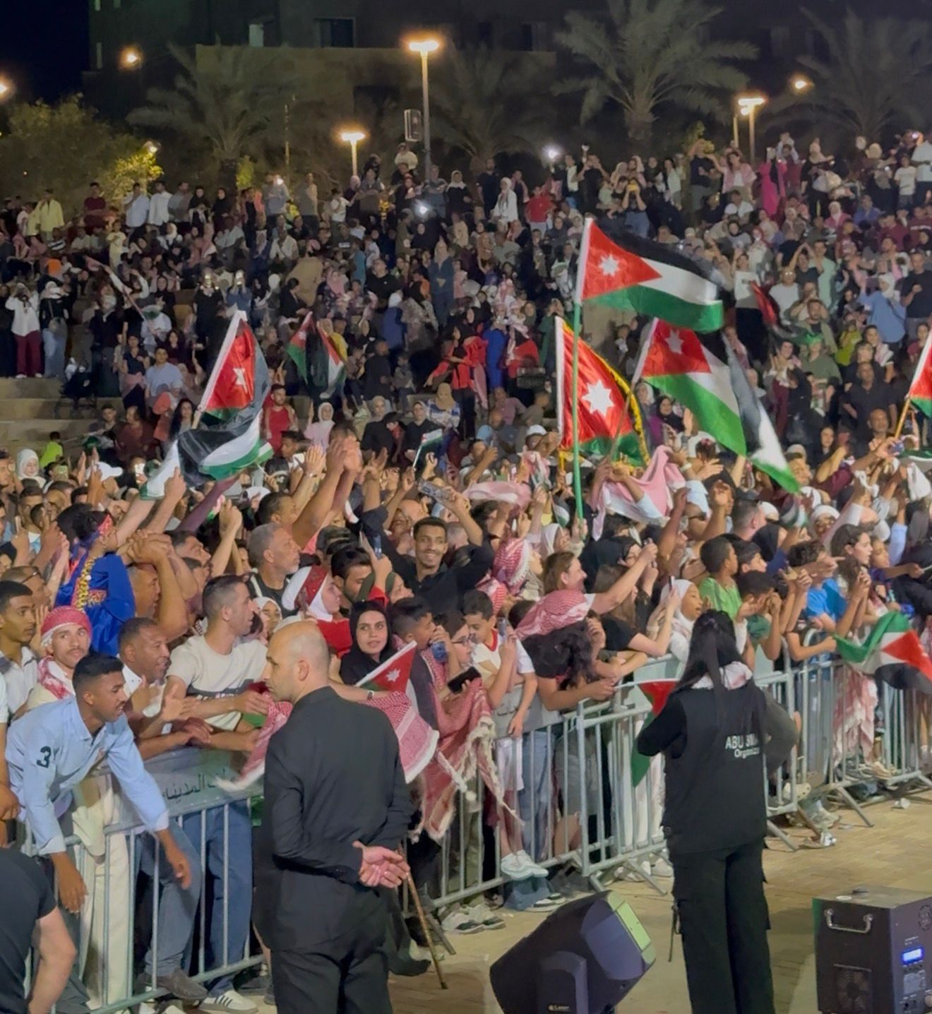 كورنيش البحر الميت يشهد ليلة وطن احتفالية بحضور الآلاف ..  صور