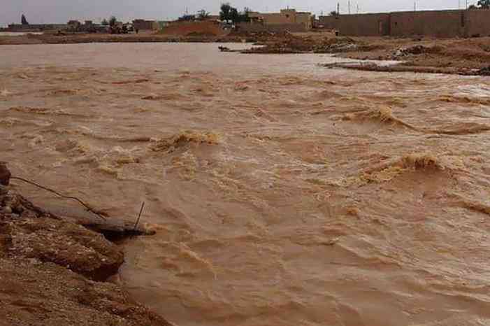 الدفاع المدني يخلي شخصاً حاصرته السيول بالعقبة