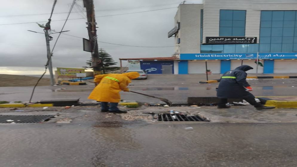 أشغال إربد تواصل تعاملها الميداني مع مستجدات الظروف الجوية