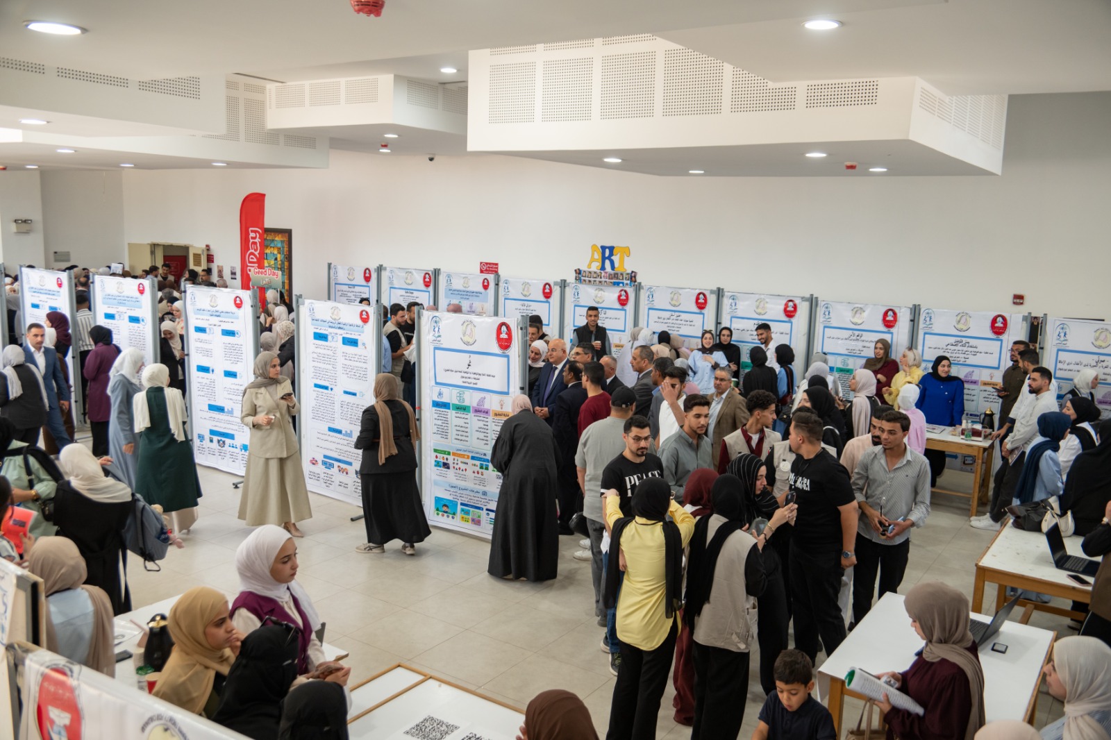 يوم علمي في الهاشمية حول التحول الرقمي والذكاء الاصطناعي بالتربية