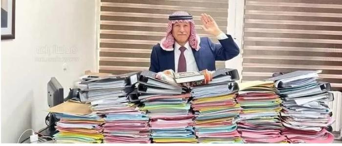 لملم أغراضه .. النائب صالح العرموطي يودّع البرلمان