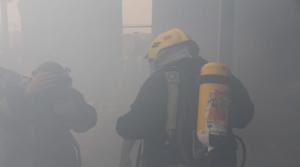 حريق بمجمع تجاري في عمّان وتنويه من إدارة السير