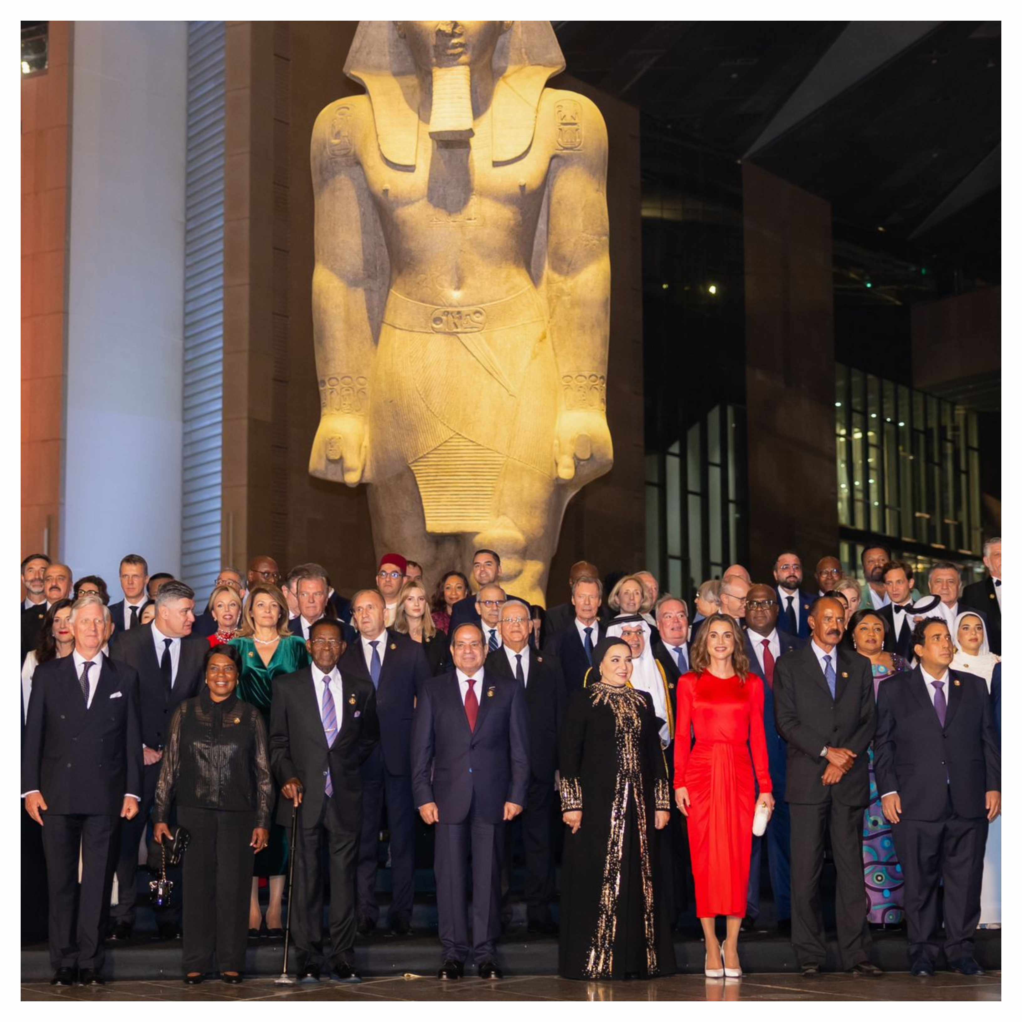 مندوبة عن الملك، الملكة رانيا تحضر افتتاح المتحف المصري الكبير