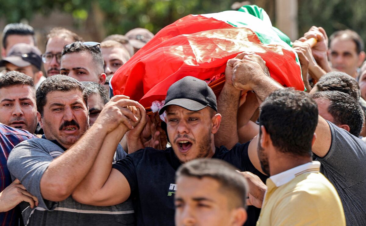 غزة: تشييع جثامين 105 شهداء في غزة بعد انتشالهم من تحت أنقاض 